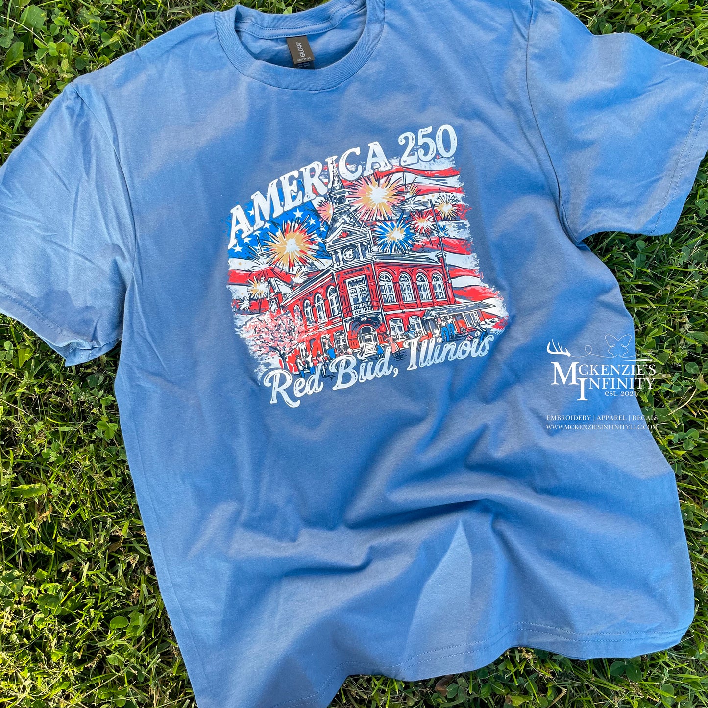 Red Bud, IL America 250 Graphic GILDAN T-Shirt ©️